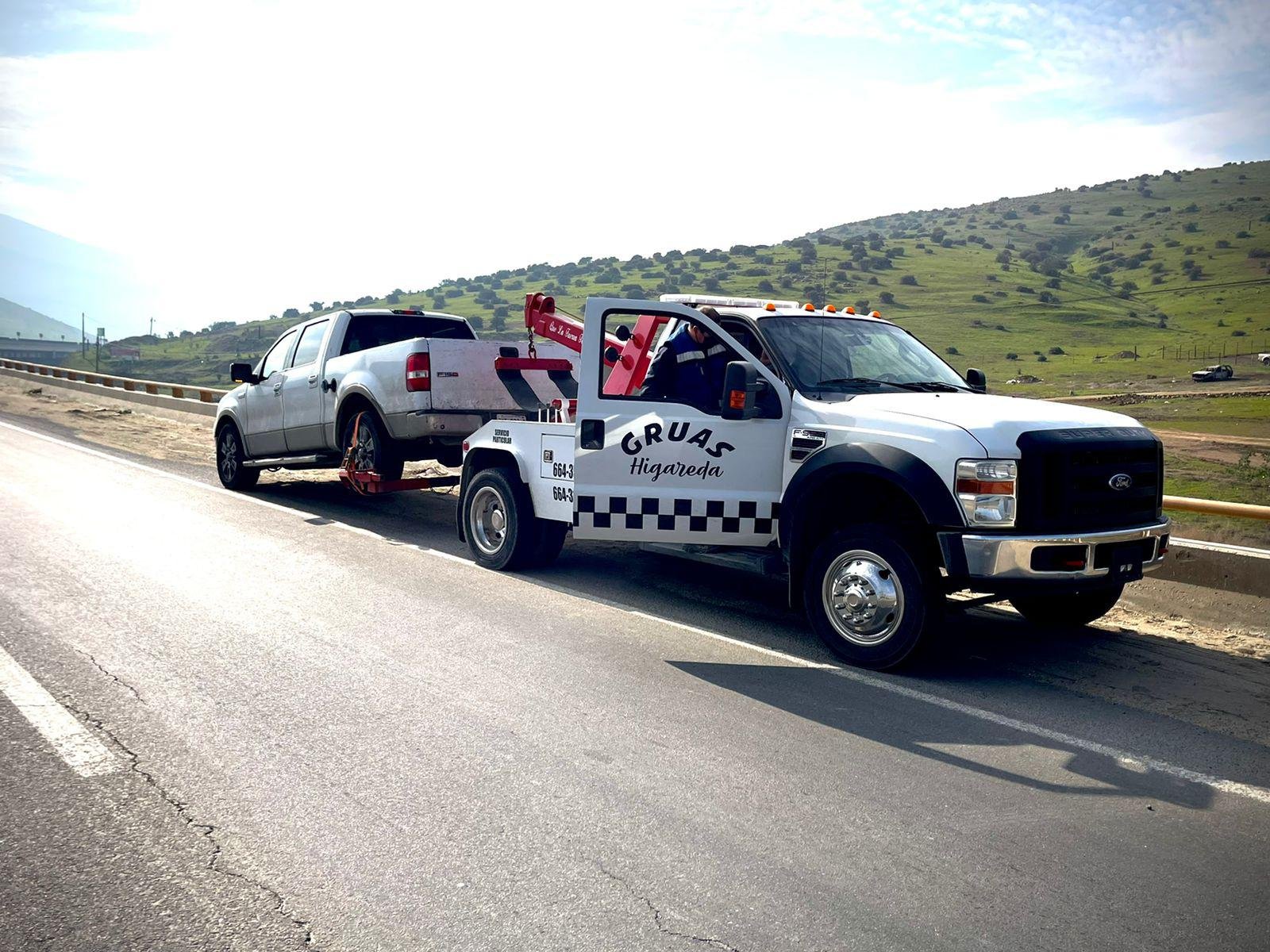 Grúa en carretera Tijuana-Tecate - Grúas Higareda